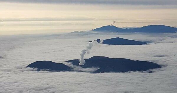 Volcanes Poás, Irazú y Turrialba desde al aire.